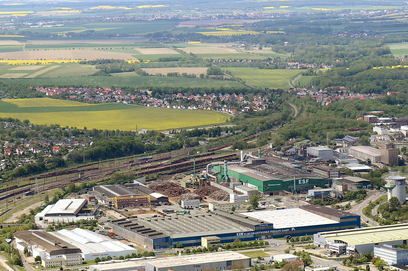 Feralpi in Riesa als Luftbild. Das Unternehmen investiert u.a. in eine Schrottaufbereitung und regelmäßig in Umweltschutz.