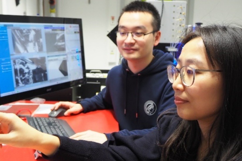 Auf dem Bild sind Xizhen Dong (im Vordergrund) und Shaolou Wei zu sehen, die Legierungen mittels der dreidimensionalen Atomsondentomographie vergleichen.