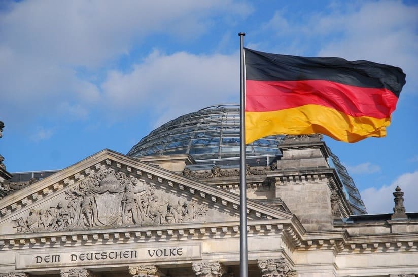 Im Vorfeld der Bundestagswahl wünschen sich Unternehmen aus dem Mittelstand stabile Rahmenbedingungen. Das Bild zeigt eine Deutschlandfahne vor dem Reichstagsgebäude.