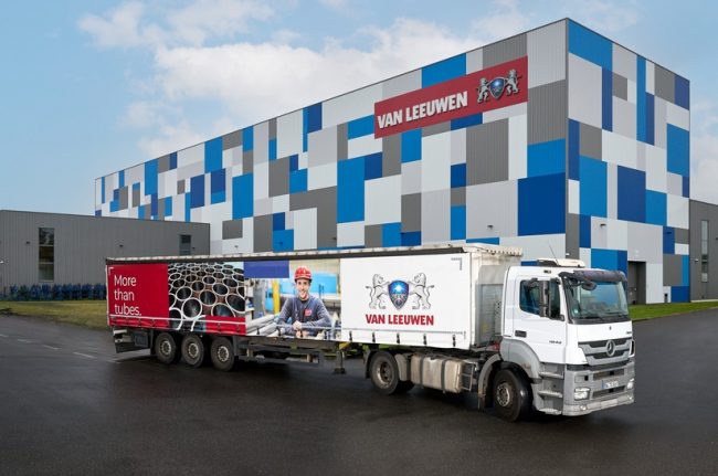 LKW vor Van Leeuwen Stahlwerk, Verkauf von Fachbüchern und Magazinen.