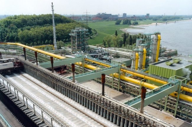 Stahlwerk-Anlage am Flussufer, Fachliteratur im Stahl Bereich.