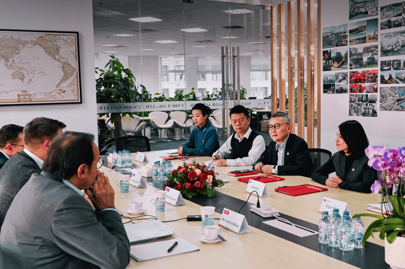Das Bild zeigt eine Gesprächsrunde mit Mitarbeitern von dem Stahlrohrhersteller Schoeller und CNOOD Asia.