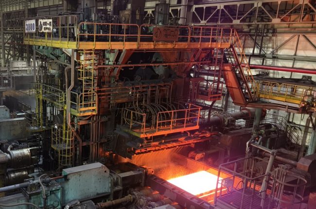 Stahlwerk Produktion: Heiße Stahlplatten in industrieller Fertigung.