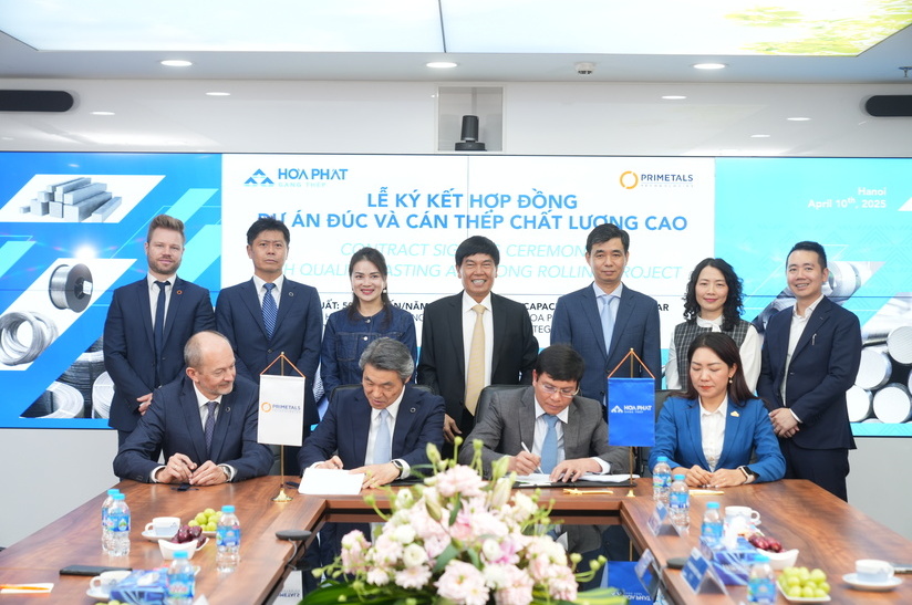 Vertragsunterzeichnung im Stahlsektor mit Experten und Unternehmern.