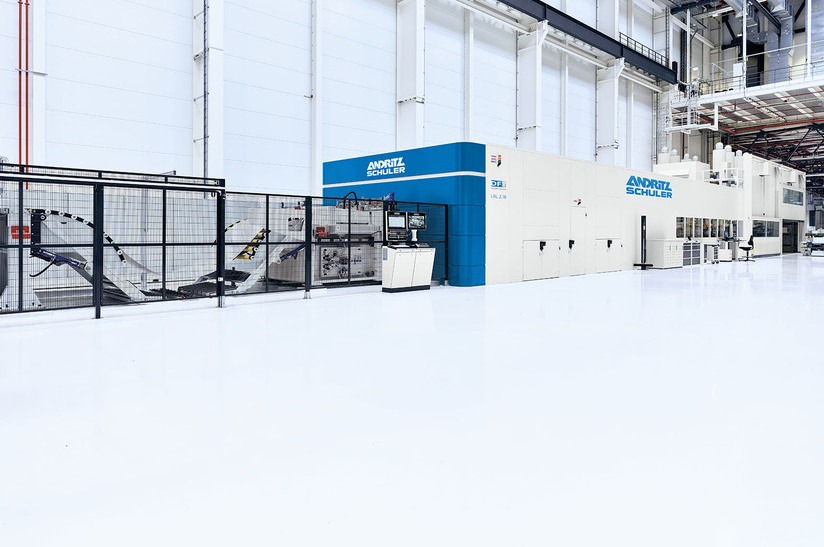 Industriehalle mit moderner Stahlbearbeitungsmaschine, Fachzeitschriften im Angebot.