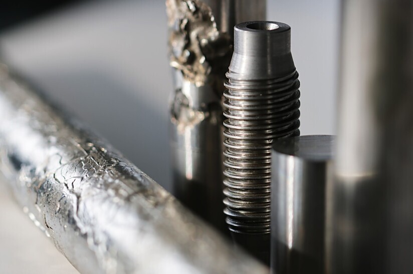 Fraunhofer IWU Bei Gebirgsankern, die Felswände entlang von Verkehrswegen, Tunnelwände oder Abbauräume im Untertagebau sichern, kann ins Sicherungsnetz stürzendes Gesteinsmaterial zu Schäden im Anker führen. Bei der untersuchten, kaltumgeformten Legierung bewirkt diese Belastung eine erneute Verfestigung des Materials. Auch Verbindungselemente profitieren von diesem Effekt. Die Entwicklung eines kaltumformbaren, kupferlegierten austenitischen Stahlgusses mit TRIP/TWIP-Eigenschaften markiert einen Meilenstein in der Materialwissenschaft und eröffnet gänzlich neue Perspektiven für sicherheitskritische Anwendungen.