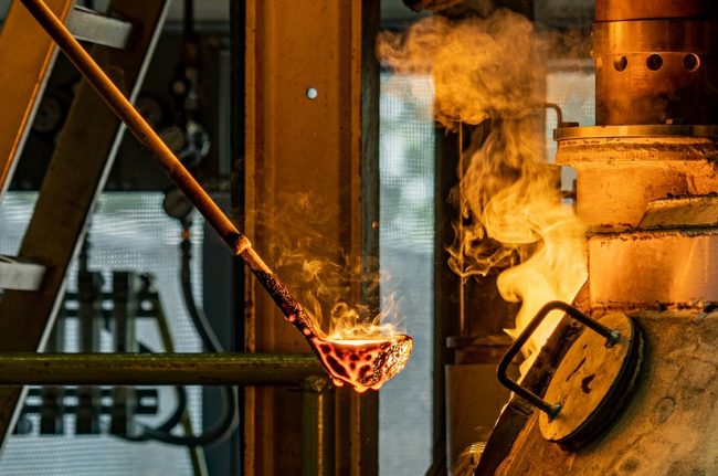 Stahlproduktion: Glühendes Metall in Gießerei für Fachmagazine und Bücher.