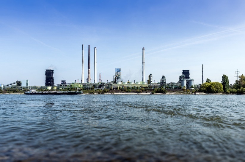 Industrielandschaft am Flussufer, Stahlproduktion im Fokus.