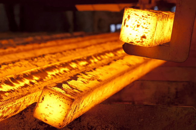 Heißer Stahl in der Walzwerkproduktion, Bücher und Magazine über Stahlindustrie erhältlich.