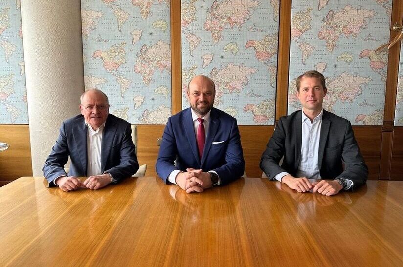 Auf dem Foto sind von links nach rechts Thomas Hansmann, CTO der SMS group, Sami Takaluoma, Präsident und Geschäftsführer von Metso, und Jochen Burg, Geschäftsführer der SMS group zu sehen.