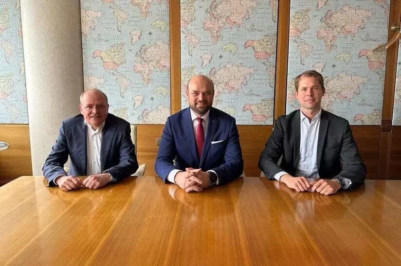 Auf dem Foto sind von links nach rechts Thomas Hansmann, CTO der SMS group, Sami Takaluoma, Präsident und Geschäftsführer von Metso, und Jochen Burg, Geschäftsführer der SMS group zu sehen.