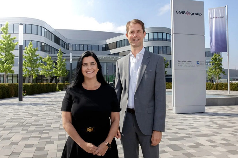 Fabiola Fernandez und Jochen Burg von der SMS group freuen sich über die SMS-Bilanz 2024.