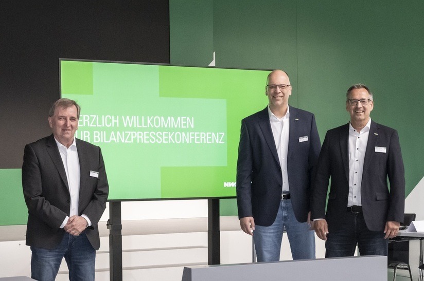 Konferenz im Stahlbereich, Experten präsentieren Unternehmenszahlen und Literatur.