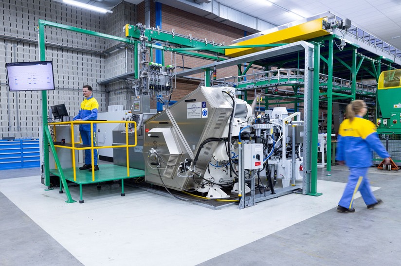 Auf dem Foto ist die neue Dosenherstellungsmaschine von Tata Steel Nederland zu sehen.