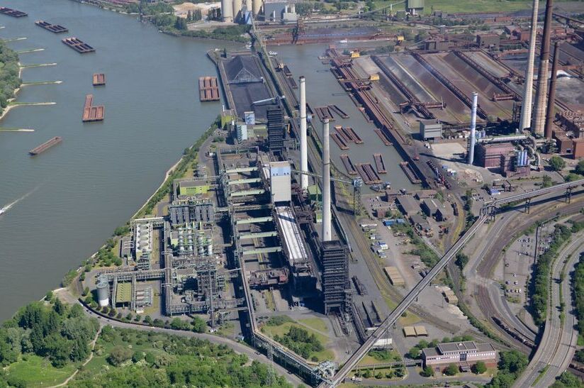 Das Foto zeigt Thyssenkrupp Steel Europe aus der Luft, einer der Geschäftsbereiche für die Selbstständigkeit