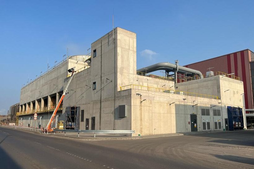 Stahlwerkarchitektur bei sonnigem Wetter, modernes Industriewerk.
