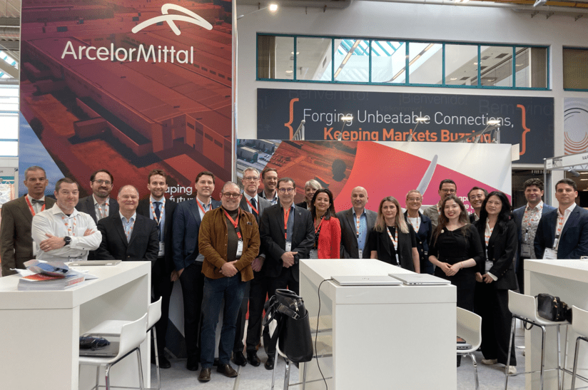 Auf dem Bild ist das Elektrostahl-Team von ArcelorMittal Europe zu sehen.