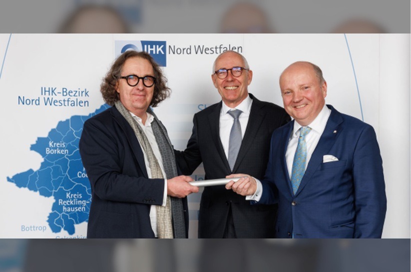 DIHK-Präsident Peter Adrian (M.) gratuliert dem neuen IHK-Präsidenten Lars Baumgürtel (l.) und bedankt sich bei Dr. Benedikt Hüffer für seinen Einsatz.