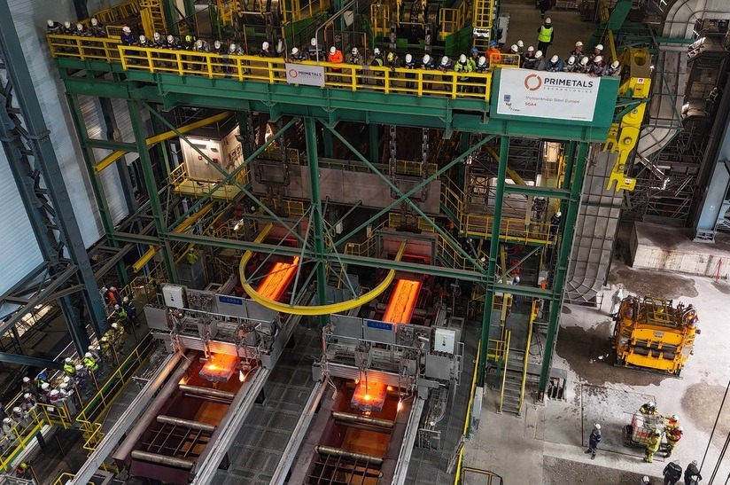 Stahlproduktion in moderner Industrieanlage, Arbeiter übersehen den Prozess.