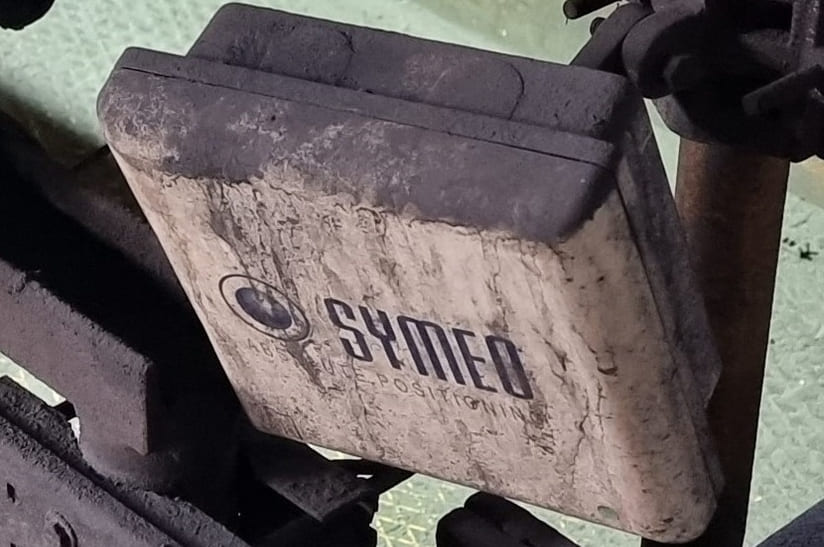 Der Radarsensorikspezialist Symeo wird 20 Jahre alt. Das Bild zeigt einen Radarsensor lpr-1dxi, der ca. 15 Jahre in Betrieb sein soll.