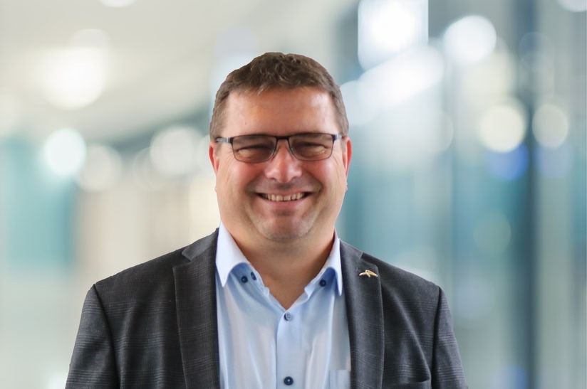 Das Bild zeigt ein Porträt von Thoralf Winkel, der als CEO dei Führung von ArcelorMittal Hamburg übernimmt.