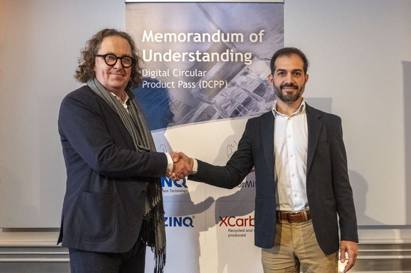 André Monteiro, Leiter von ArcelorMittal Steligence® Engineering, und Lars Baumgürtel, geschäftsführender Gesellschafter der ZINQ Gruppe, besiegeln ihre strategische Partnerschaft zur Förderung CO2-reduzierter Stahlbauprodukte und Entwicklung eines digitalen zirkulären Produktpasses.