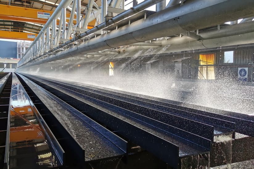 Das Mittelstahlwalzwerk von CELSA Barcelona produziert eine Vielzahl von Langprodukten, darunter Träger, Winkel und U-Profile.