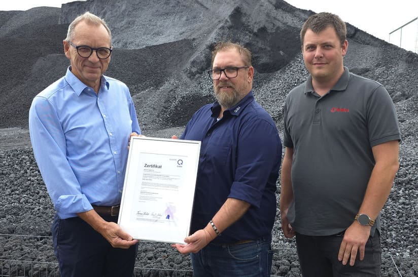 Ausgezeichnete Qualität: Am 5. August nahmen Reiner Hagemann und Philipp Vetter von der Badische Stahl-Nebenprodukte GmbH (BSN) die QUBA-Zertifizierung für die Produkte BEOSALT und BEOSIL entgegen. – V.l.n.r.: Reiner Hagemann (Geschäftsführer BSN), Thomas Fischer (Geschäftsführer Qualitätssicherung Sekundärbaustoffe GmbH), Philipp Vetter (Qualitätssicherung BSN)