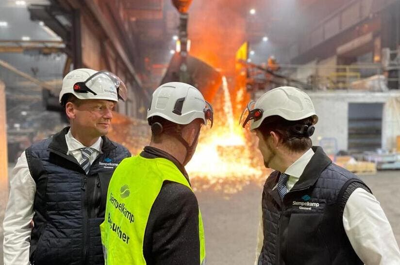 Ein exklusives Interview führte Chefredakteur Torsten Paßmann (Mitte) in die Siempelkamp Giesserei. Die beiden Geschäftsführer Dirk Howe (links) und Dr. Georg Geier gingen im Nachgang auch durch die Produktion.