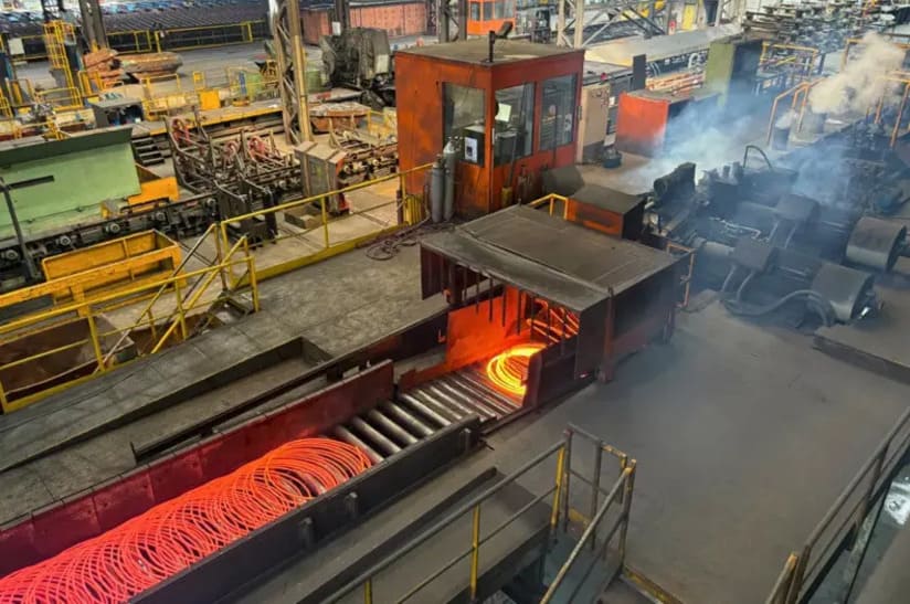 8-Millimeter-Walzdraht verlässt den Windungsleger und läuft auf das Kühlband im neuen Drahtwalzwerk von AFV Beltrame Stahl Gerlafingen auf.