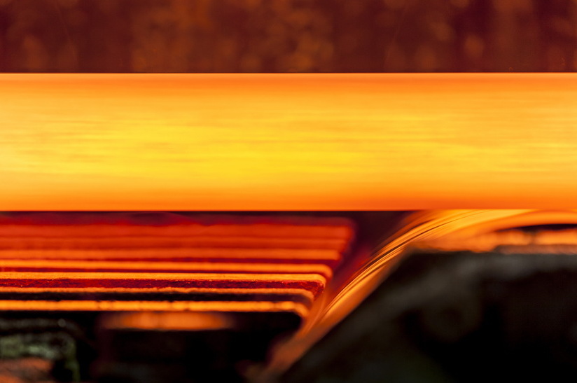 Heißer Stahl auf Förderband in der Stahlproduktion.