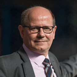 Stephan Oberste-Beulmann führt die Geschäfte der Wilhelm Oberste-Beulmann GmbH & Co. KG. Bei dem Familienbetrieb handelt es sich um einen Edelstahlhandel in der zweiten Generation. 