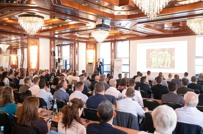 Konferenz über Stahlindustrie, Verkauf von Fachzeitschriften und Büchern.