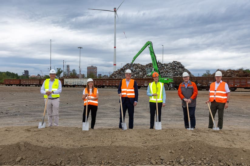 Spatenstich für neuen Großschredder, v. l.: Hans Boels, Vorsitzender Lybover-Gruppe; Sandrina Sieverdingbeck, Geschäftsführung DEUMU; Gunnar Groebler, Vorstandsvorsitzender Salzgitter AG; Alexander Zinn – Head of Sales Lindemann Germany GmbH; Gerd Baresch, Geschäftsführer Technik Salzgitter Flachstahl GmbH; Uwe Rehren, Geschäftsführer DEUMU