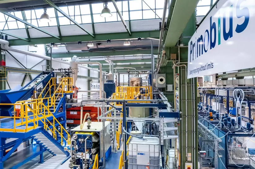 Industrielle Stahlproduktion: Anlage mit Förderbändern und Maschinen in Betrieb.