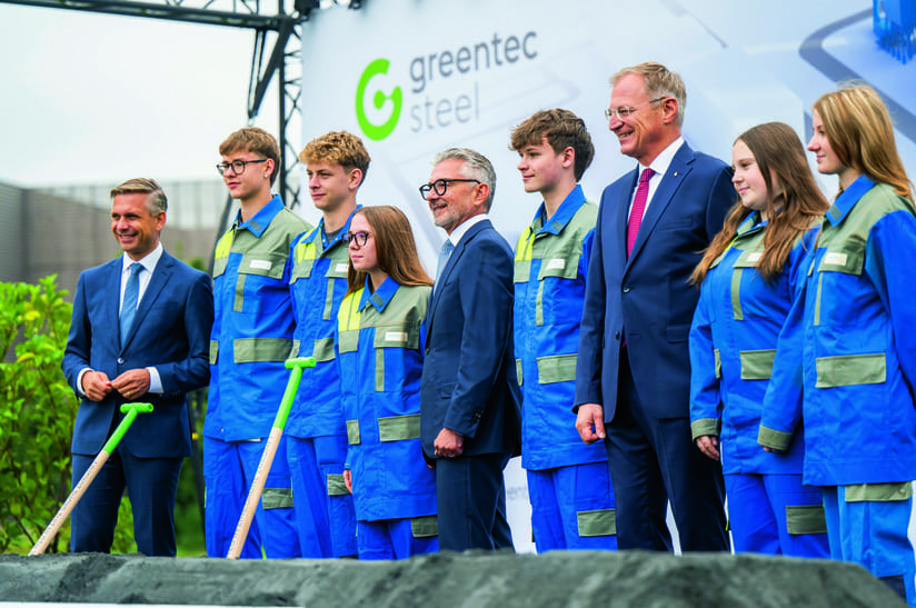 Beim Spatenstich für Hy4Smelt waren auch Azubis beteiligt.