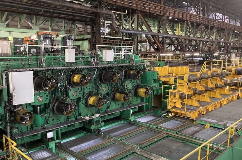 Erfolgreich in Betrieb genommene Richtmaschine CRS 2000-9H im Schwerprofilwalzwerk von Yamato Steel in Himeji, Japan