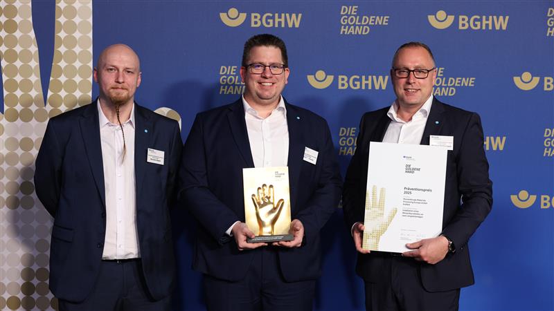 Gewinner des Die Goldene Hand-Preises auf einer Fachmesse für Stahlindustrie.