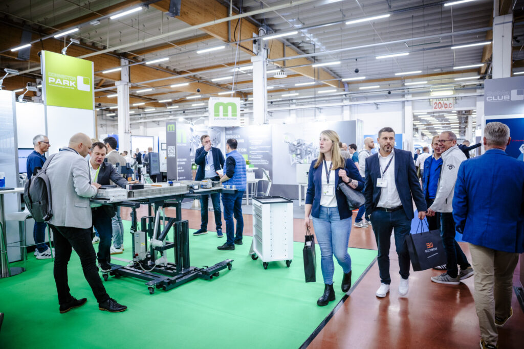 Fachmesse für Stahltechnik mit Büchern und Zeitschriften in moderner Industrieumgebung.