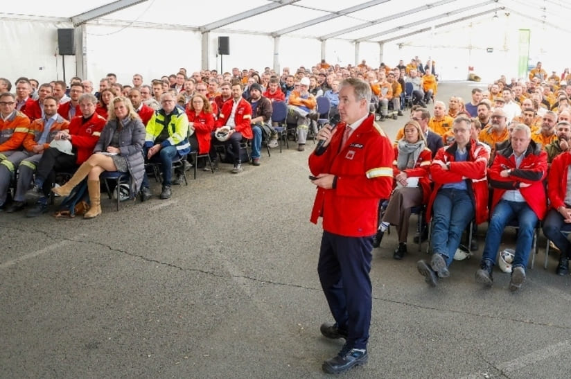 Dr. Alexander Becker bei der 1. Betriebsversammlung der Buderus Edelstahl GmbH