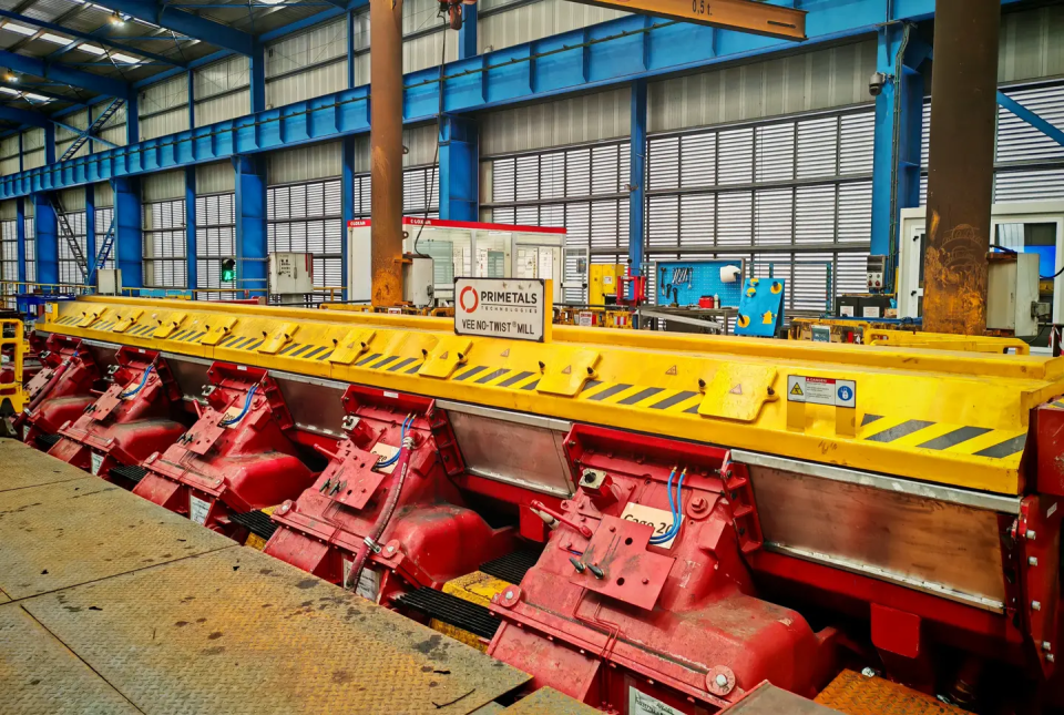 Stahlwalzwerk-Innenansicht: Maschinen zur Stahlverarbeitung in einem Industriebetrieb.