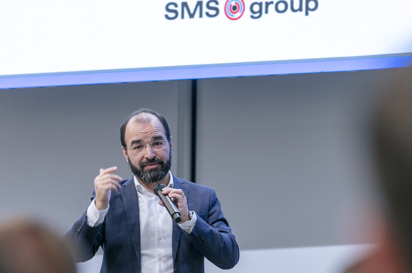 Thiago Turchetti Maia, Executive Vice President Automation, Digital & Service Solutions, präsentiert den X-Pact Digital Hub beim Go to Market Event am SMS-Campus — ein zentrales Software-Ökosystem zur Vernetzung von über 300 Anwendungen und zur Beschleunigung der Transformation hin zur vollautonomen, produktiveren und nachhaltigeren Metallproduktion