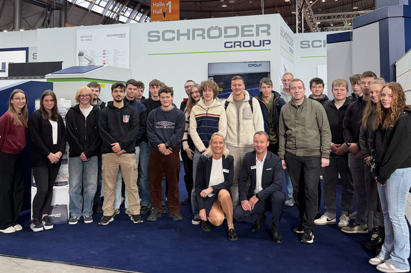 Nach einem erfolgreichen Messeauftritt freuten sich Sabrina und Markus Hibler (Geschäftsführer Hans Schröder Maschinenbau) über den Besuch der Auszubildenden der Schröder Group auf der Blechexpo.