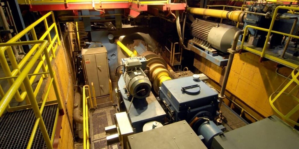 Industriemaschine zur Stahlverarbeitung in moderner Fabrikumgebung. Rückansicht des Haspelbereichs in Warmbandstraße Nr. 1 (Archivfoto)