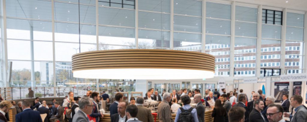 Fachmesse für Stahlliteratur: Verkaufsstand mit Fachbesuchern im Messezentrum.