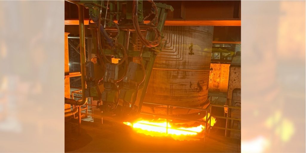 Stahlwerk-Innenszene: Schmelzofen in Betrieb. Konkret zeigt das Bild die erste Schmelze der 350-Tonnen-RH-Anlage, ausgerüstet mit Pfannenhubsystem und Fast Vessel Exchange, in Steel Plant 4 bei JSW Vijayanagar Metallics in Toranagallu, Indien.