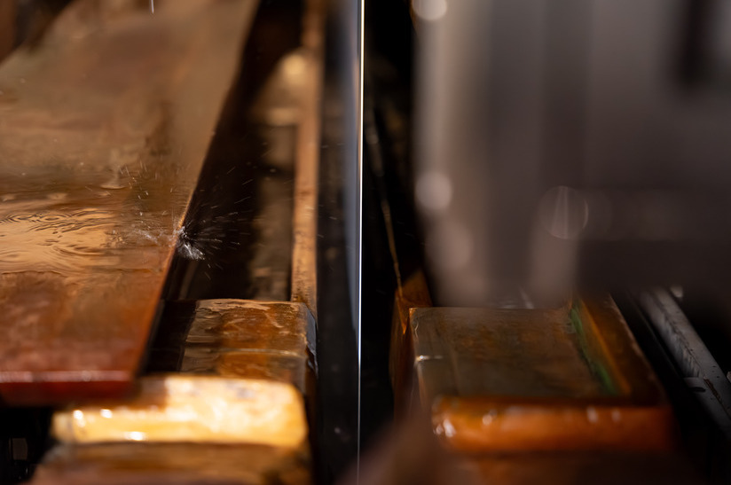 Nahaufnahme von Stahlblech in Produktion, Fachbücher und Zeitschriftenverkauf.