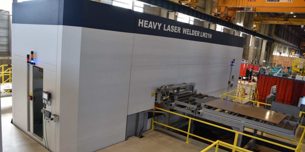 Schwerer Laser-Schweißautomat in der Stahlverarbeitungshalle. Die fortschrittliche Laserschweißmaschine (LBW) kommt bei der Modernisierung der Beizanlage zum Einsatz. Die Abbildung zeigt eine identische Anlage wie die bei Toyo Kohan.