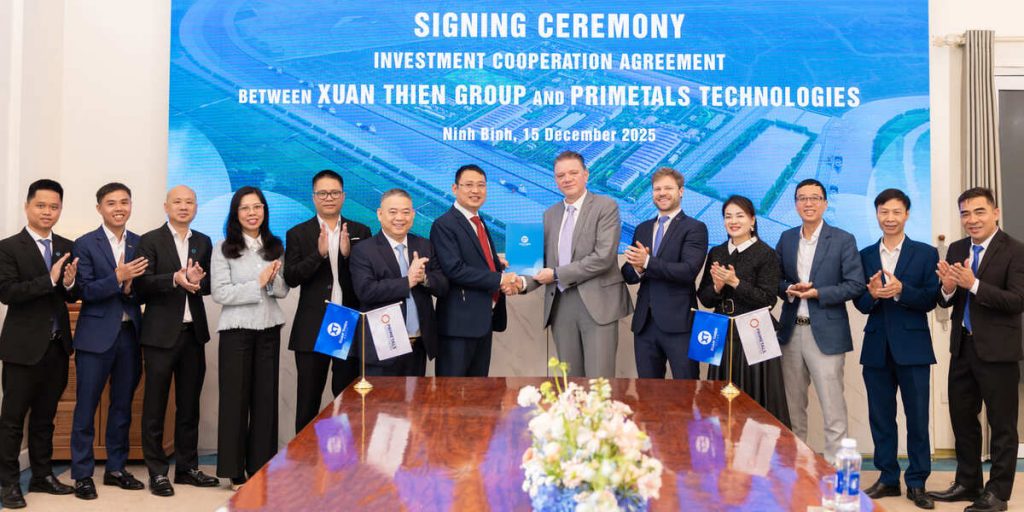 Die Xuân Thiện Group hat Primetals Technologies als Technologiepartner für zwei neue Produktionslinien ausgewählt. Das Bild zeigt Vertreter beider Unternehmen bei der Unterzeichnungszeremonie.