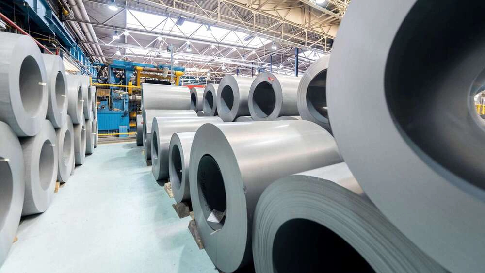 Das Bild zeigt Stahl-Coils in einem Lager. Bei Thyssenkrupp Electrical Steel gibt es einen Produktionsstillstand.